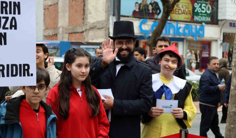 İzmit’te edebiyat kahramanları sokaklara indi
