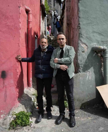 Eşiyle birlikte yaptığı poğaçalarla insanlara umut oluyor