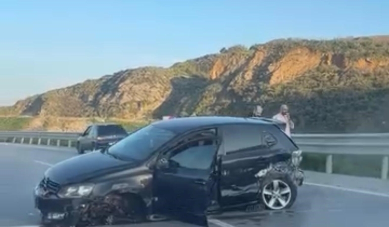 Balıkesir’de trafik kazası; araç bariyerlere çarptı