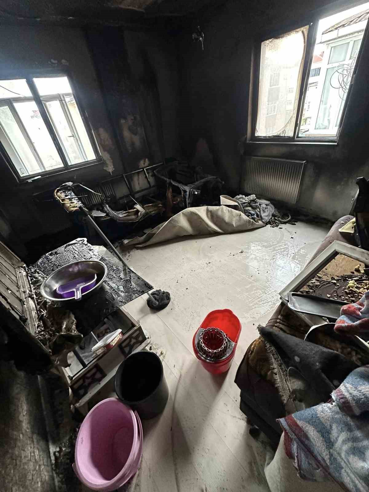 Elektrik konağından çıkan dairedeki yangın söndürüldü