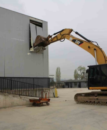 Nilüfer’de 4 bin metrekarelik kaçak depo yıkıldı