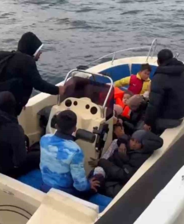 Ayvacık açıklarında 13 kaçak göçmen ile 2 organizatör yakalandı