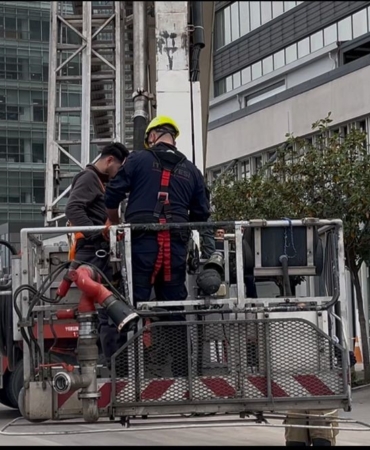 Dış cephede cam silerken asansör sistemi arıza yapınca mahsur kaldılar: İtfaiyenin müdahalesiyle kurtarıldılar