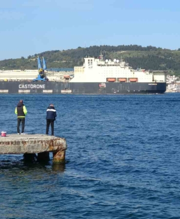 Derin denizlerde boru döşeme gemisi ’Castorone’, Çanakkale Boğazı’ndan geçti