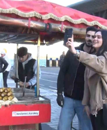 Sosyal Medyada yabancı turistlerin ilgi odağı olan kestaneci Alper Temel "Amacım İstanbul’un ruhunu güzelliğini göstermek"