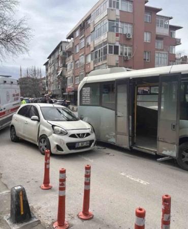 Maltepe’de minibüs araca çarptı: Kaza anı kamerada