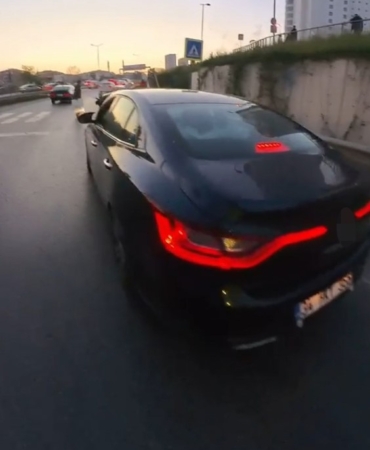 Pendik’te tehlikeli anlar: Yaya geçidinde yavaşlamayan sürücüye ceza yağdı