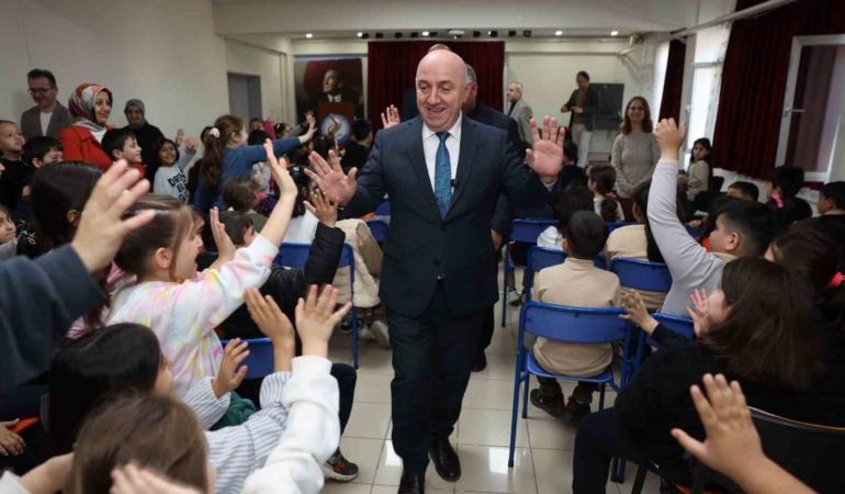 Belediye Başkanı Muzaffer Bıyık, ilkokul öğrencilerine yerel yönetimleri anlattı