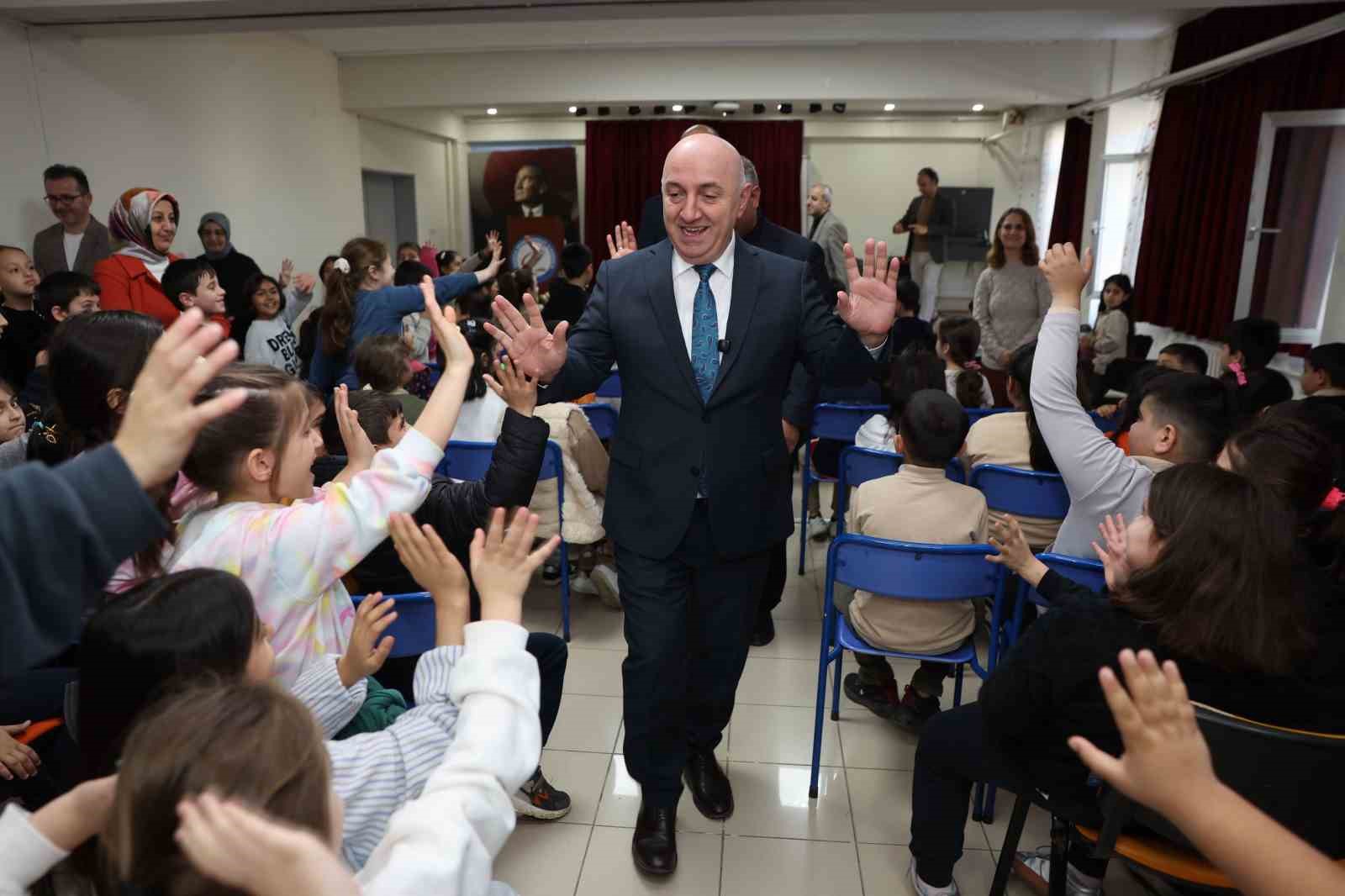 Belediye Başkanı Muzaffer Bıyık, ilkokul öğrencilerine yerel yönetimleri anlattı