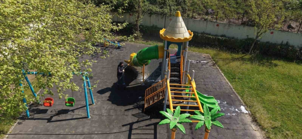 Çayırova’da parkların oyun grupları yıkanıyor