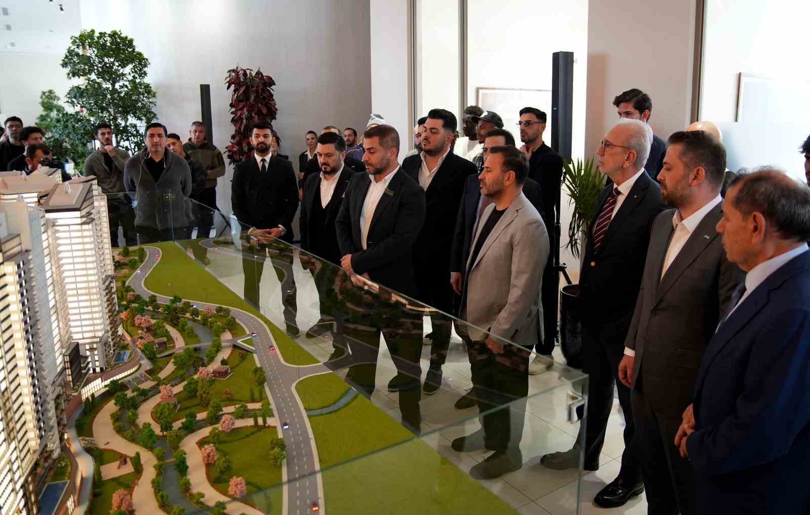 Galatasaray Yönetim Kurulu, teknik heyet ve futbolcular, RAMS Park House Maslak Satış Ofisi’ni ziyaret etti