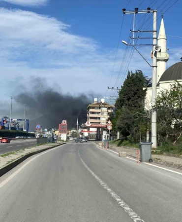 Kocaeli’de plastik ve promosyon fabrikası alevlere teslim oldu