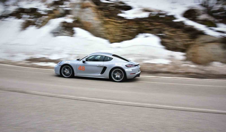 Otomobil tutkunları Uludağ’da buluştu