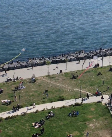 Avcılar’da havaların ısınmasını fırsat bilen vatandaşlar sahile akın etti