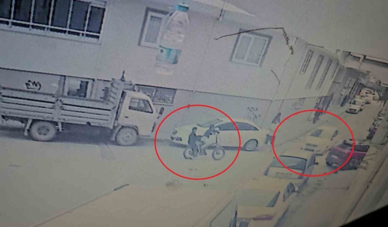 Bisikletli çocuklar otomobille böyle çarpıştı, kaza anı kamerada