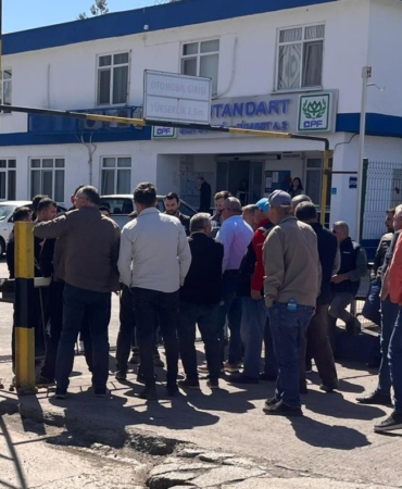 İş alamayan kooperatif üyeleri fabrika önünde toplandı