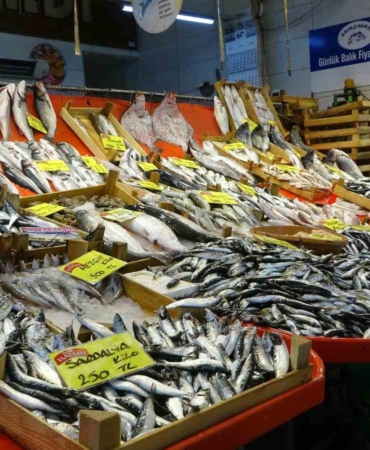 Balık tezgahları kış aylarını aratmıyor