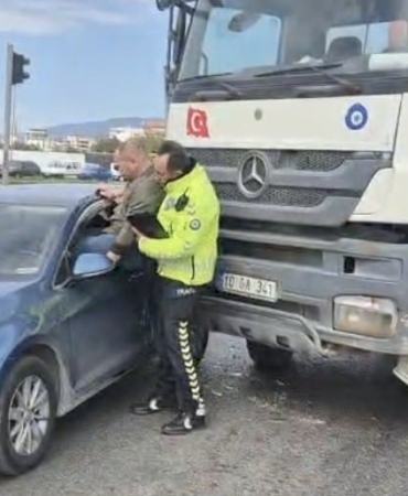 Kaza yapan aracın sürücüsünü polis camdan kurtardı