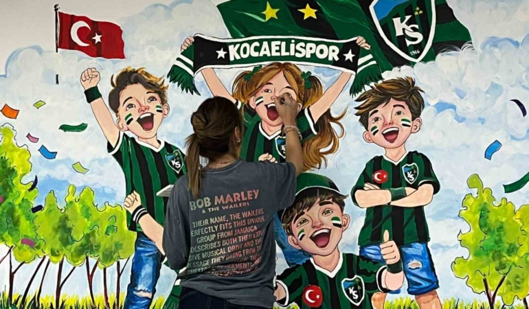 Liseli öğrencilerden Kocaelispor’a özel duvar resmi
