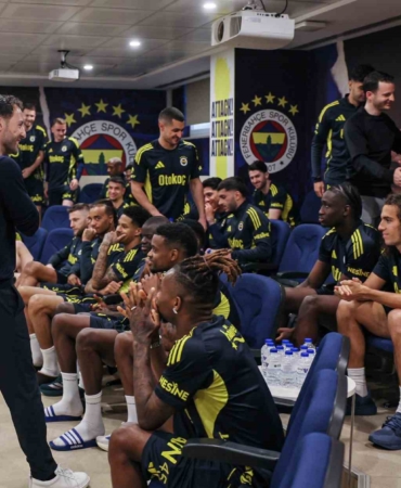 Domenico Tedesco, futbolcularla vedalaştı