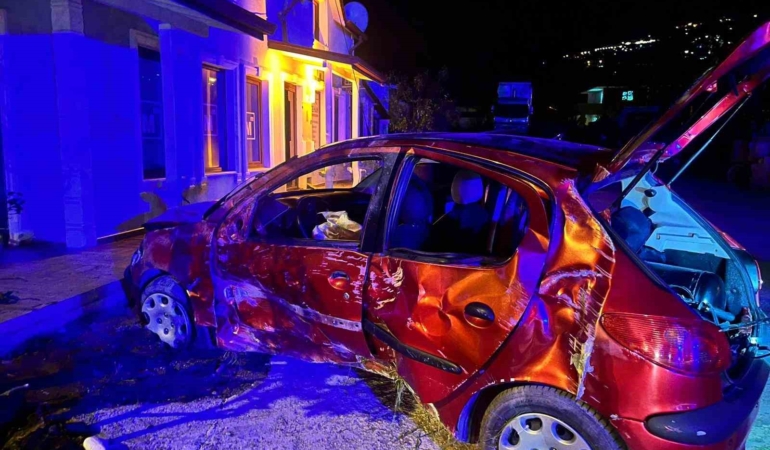Kontrolden çıkan otomobil, evin duvarına çarparak durdu: 4’çocuk 9 yaralı