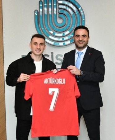 Kerem Aktürkoğlu’ndan Başkan Özlü’ye forma hediyesi