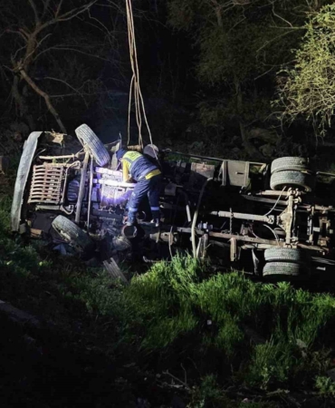 İş makinesi şarampole yuvarlandı: 1 ölü, 1 yaralı