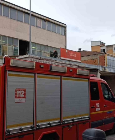 Çöken çatıdan düşen usta yaralandı