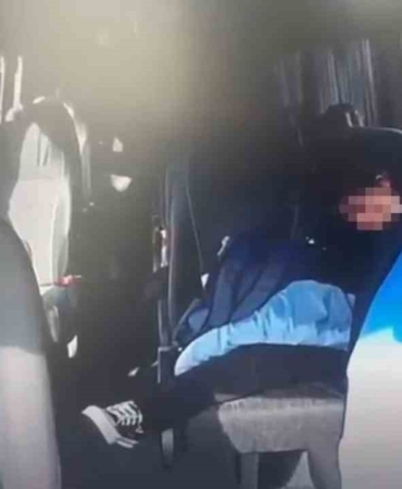 Okul servisi ile kamyonet kafa kafaya çarpıştı: Emniyet kemeri takılı olmayan öğrenci koridora uçtu