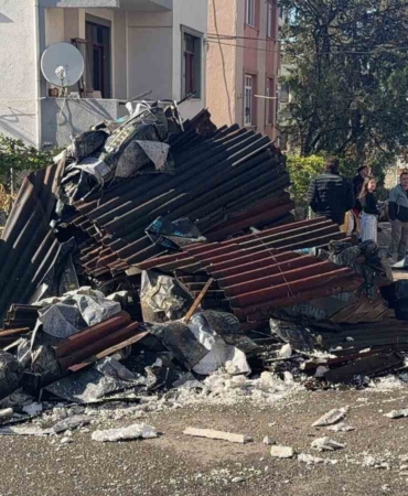 Kocaeli’de tadilatta olan binanın çatısı alevlere teslim oldu