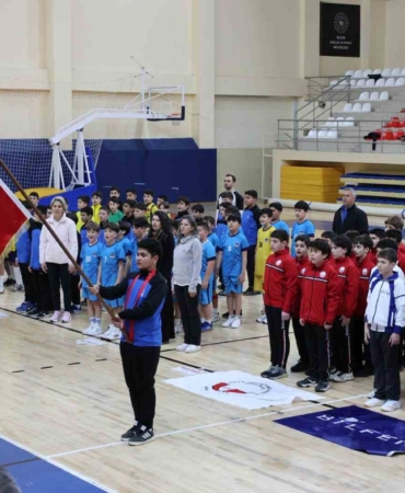 240 sporcunun katılımıyla hentbol küçükler yarı final müsabakaları başladı