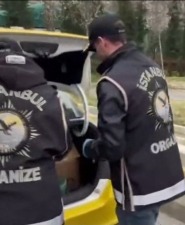 İstanbul’da kaçak silah operasyonu: Takside ve depoda 113 tabanca ele geçirildi