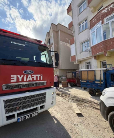 Dairedeki kartonlardan çıkan yangın söndürüldü