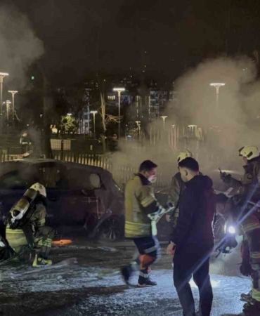 Park halindeki otomobilde yangın çıktı, alevler başka araca sıçradı