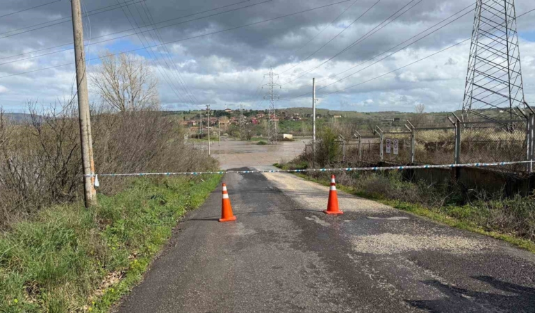 Çanakkale’de Kocabaş Çayı taştı: Köy yolu ulaşıma kapandı