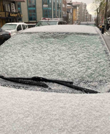 Küçükçekmece’de dolu yağışı etkili oldu, ortalık beyaza büründü