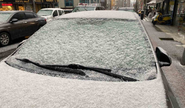 Küçükçekmece’de dolu yağışı etkili oldu, ortalık beyaza büründü
