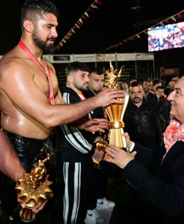 Balıkesirli güreşçi Enes Doğan, Kepez’de başpehlivan oldu