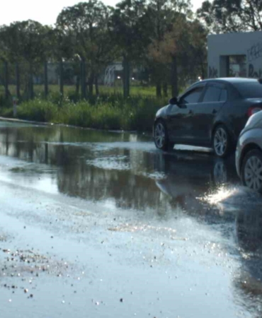 Balıkesir’de sağanak nedeniyle arazileri sular bastı, rögarlar taştı