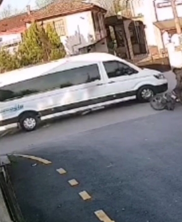 Sağdan sollayan motosikletli otomobile çarptı: Kaza anı kameraya yansıdı
