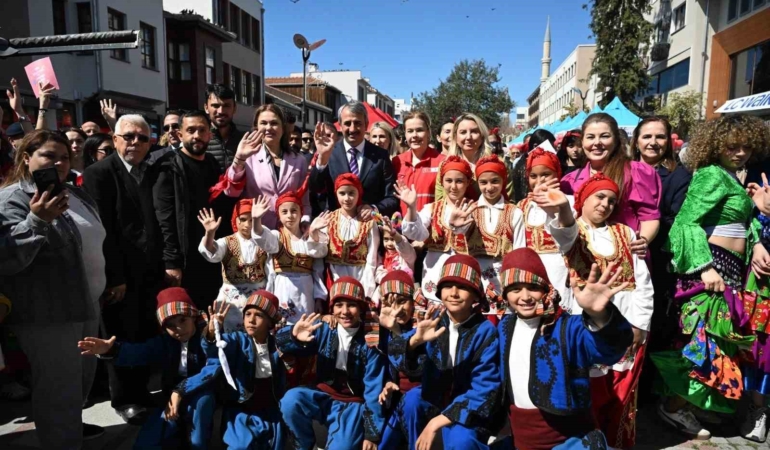 Edirne’de Dünya Romanlar Günü’nde renkli görüntüler