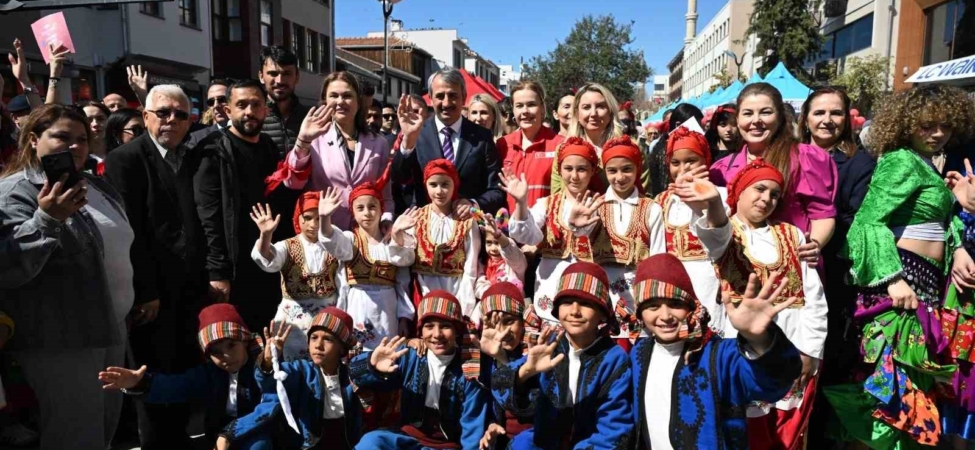 Edirne’de Dünya Romanlar Günü’nde renkli görüntüler