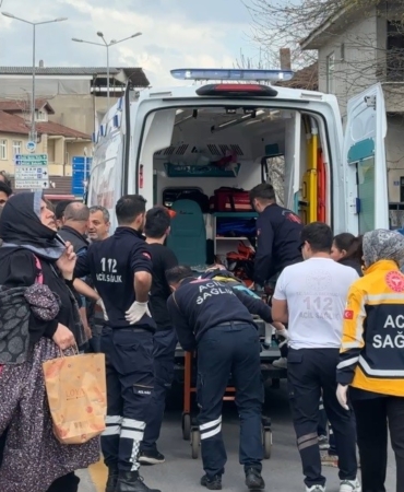 Yolun karşı tarafına geçmeye çalışan 9 yaşındaki çocuğa otomobil çarptı