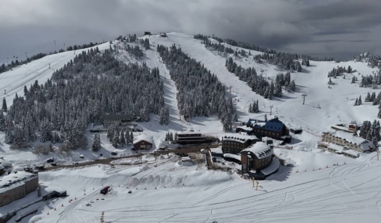 Uludağ’da sezon uzadı nisan ayıyla 2 metre kar var