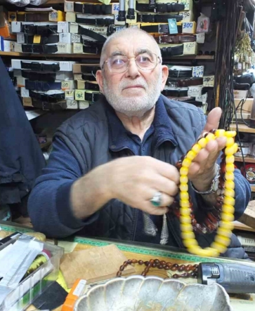 Balıkesir’de 71 yaşındaki Cevat Dede tespih dizerek para kazanıyor