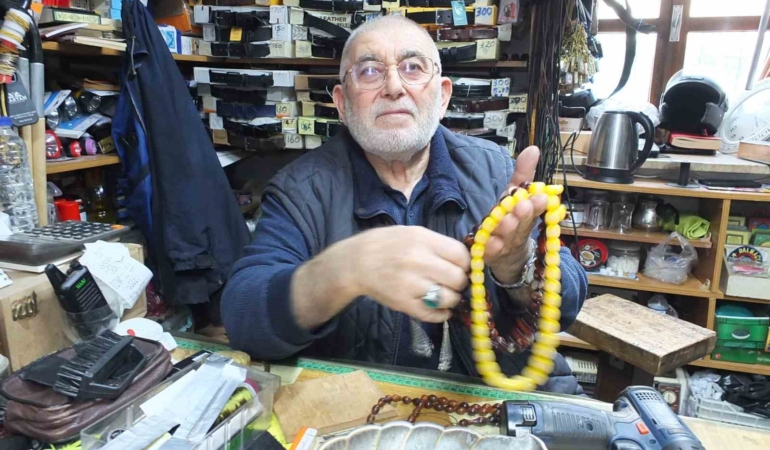 Balıkesir’de 71 yaşındaki Cevat Dede tespih dizerek para kazanıyor