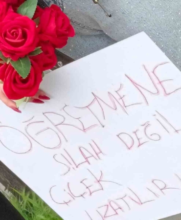 Öğretmen ve öğrenciler çiçeklerle karşılandı