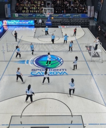Çayırova’da kadınlar voleybol dostluk maçında buluştu