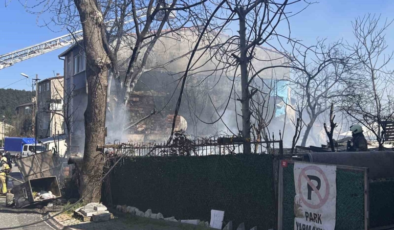 Ümraniye’de korkutan yangın: Hurdalık alan kullanılamaz hale geldi