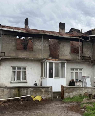 Çanakkale’de baca yangını çatıyı küle çevirdi